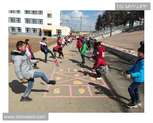 当足球明星挑战传统游戏踢毽子展现别样风采与乐趣 当足球明星挑战传统游戏踢毽子展现别样风采与乐趣