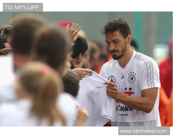 足球明星与球迷的互动方式各异展现个性魅力与职业态度 足球明星与球迷的互动方式各异展现个性魅力与职业态度