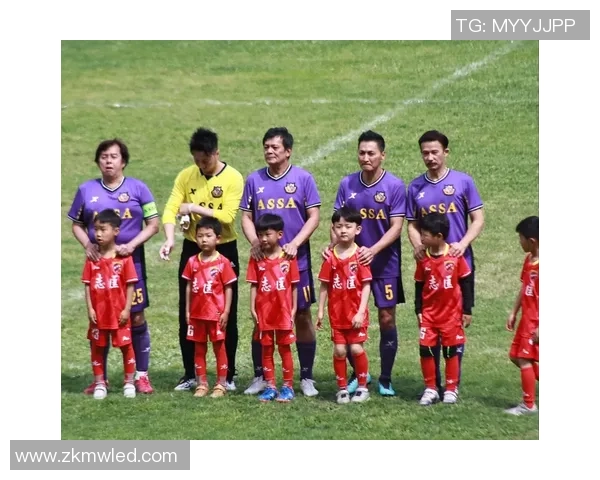 足球明星齐聚一堂合影留念展现荣耀与友谊的精彩瞬间 足球明星齐聚一堂合影留念展现荣耀与友谊的精彩瞬间